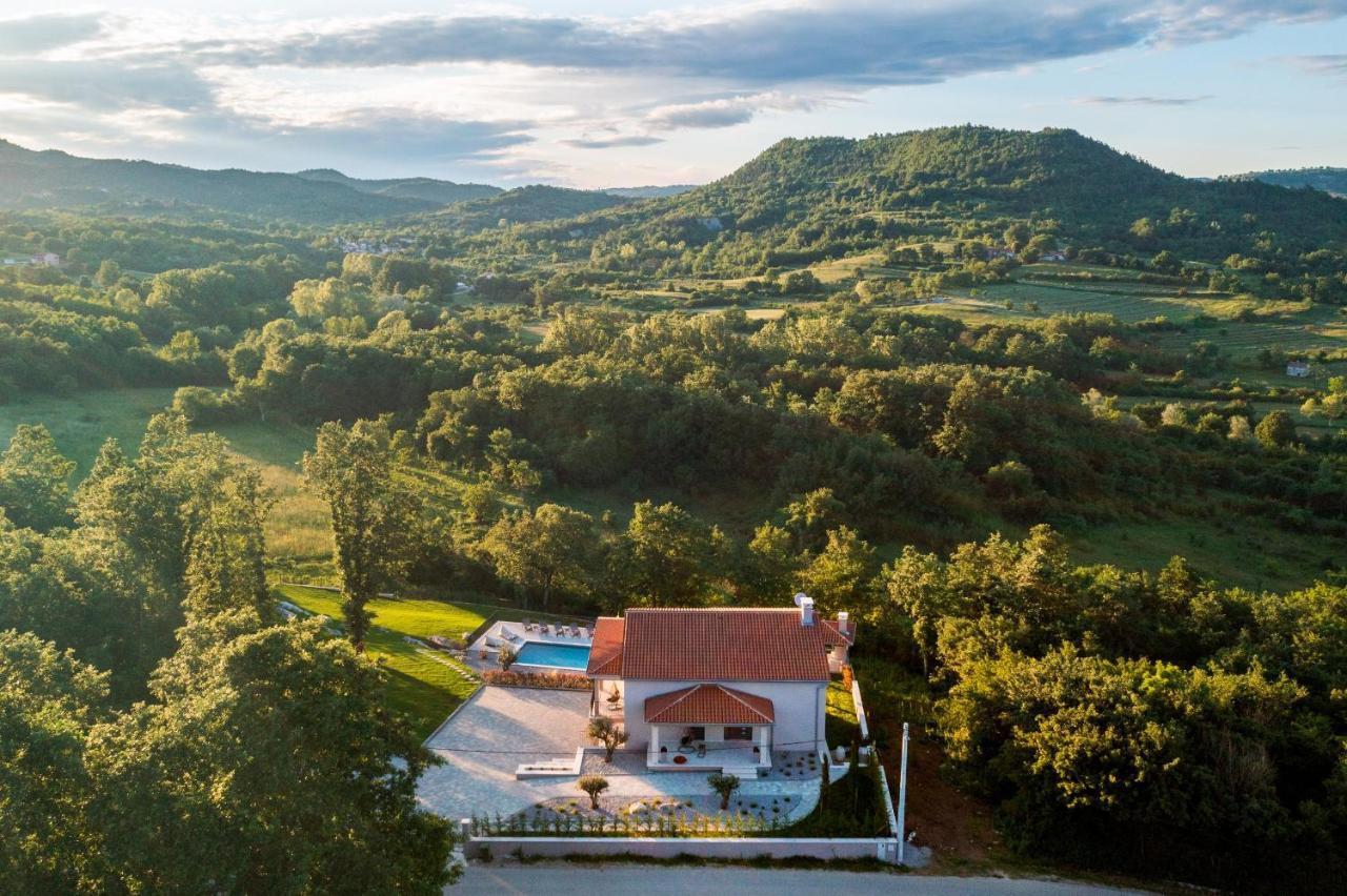 Luxury Villa Santa Cruz With Xl Pool And Jacuzzi Potpićan Zewnętrze zdjęcie