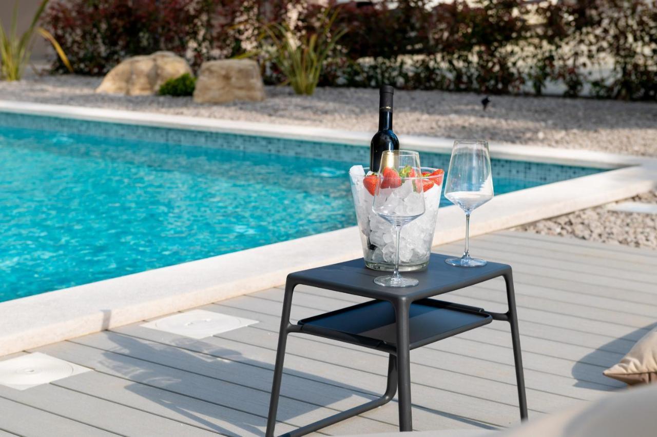 Luxury Villa Santa Cruz With Xl Pool And Jacuzzi Potpićan Zewnętrze zdjęcie