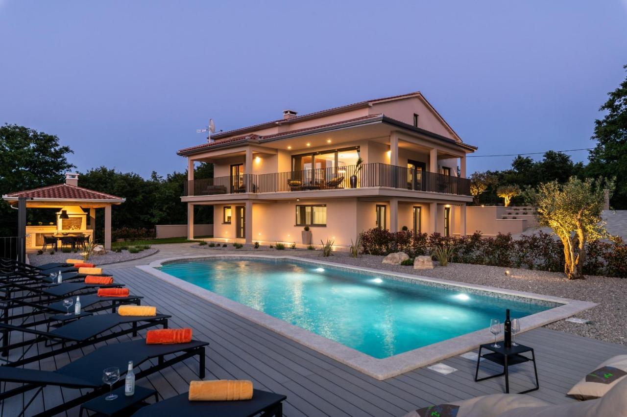 Luxury Villa Santa Cruz With Xl Pool And Jacuzzi Potpićan Zewnętrze zdjęcie