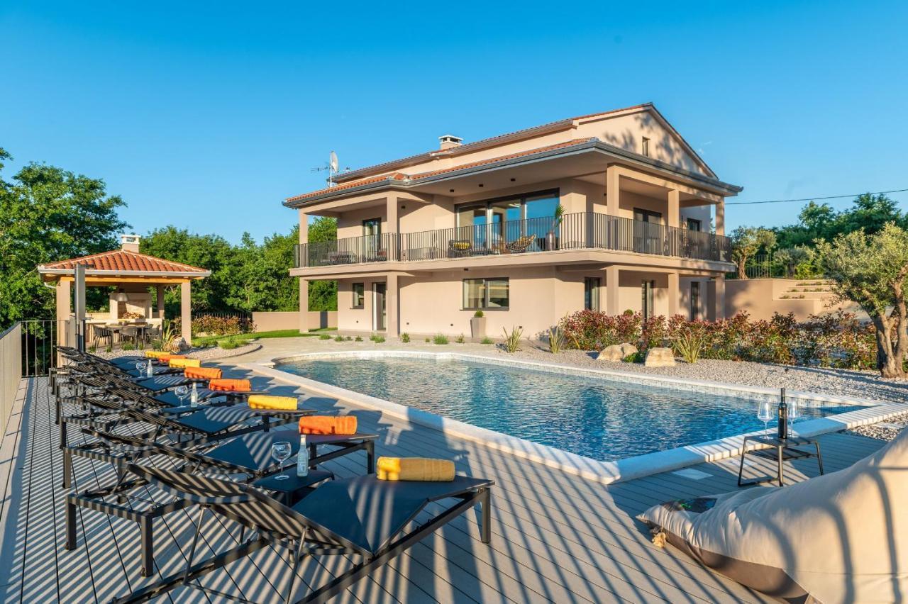 Luxury Villa Santa Cruz With Xl Pool And Jacuzzi Potpićan Zewnętrze zdjęcie
