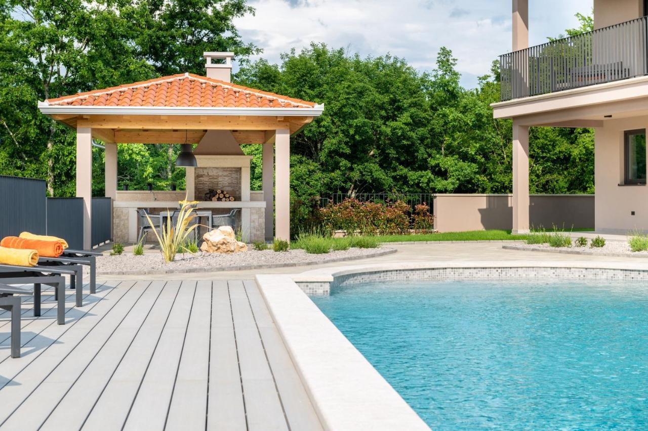 Luxury Villa Santa Cruz With Xl Pool And Jacuzzi Potpićan Zewnętrze zdjęcie