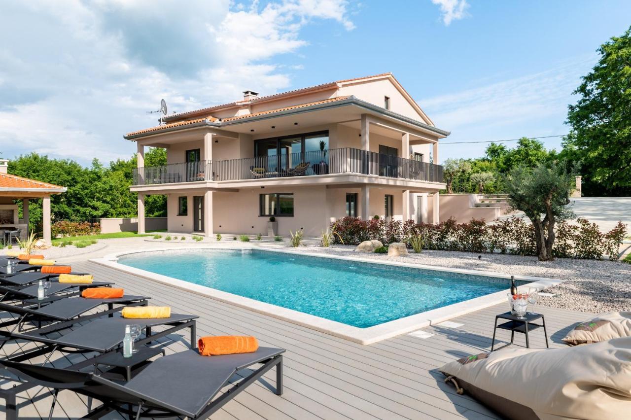 Luxury Villa Santa Cruz With Xl Pool And Jacuzzi Potpićan Zewnętrze zdjęcie